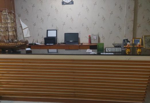 มุมห้องพักของ Nong Khai City Hotel มีโต๊ะทำงานและมินิบาร์