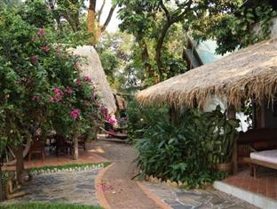 สวนเขตร้อนร่มรื่นของ Mut Mee Garden Guest House ริมแม่น้ำโขง มีศาลามุงจาก