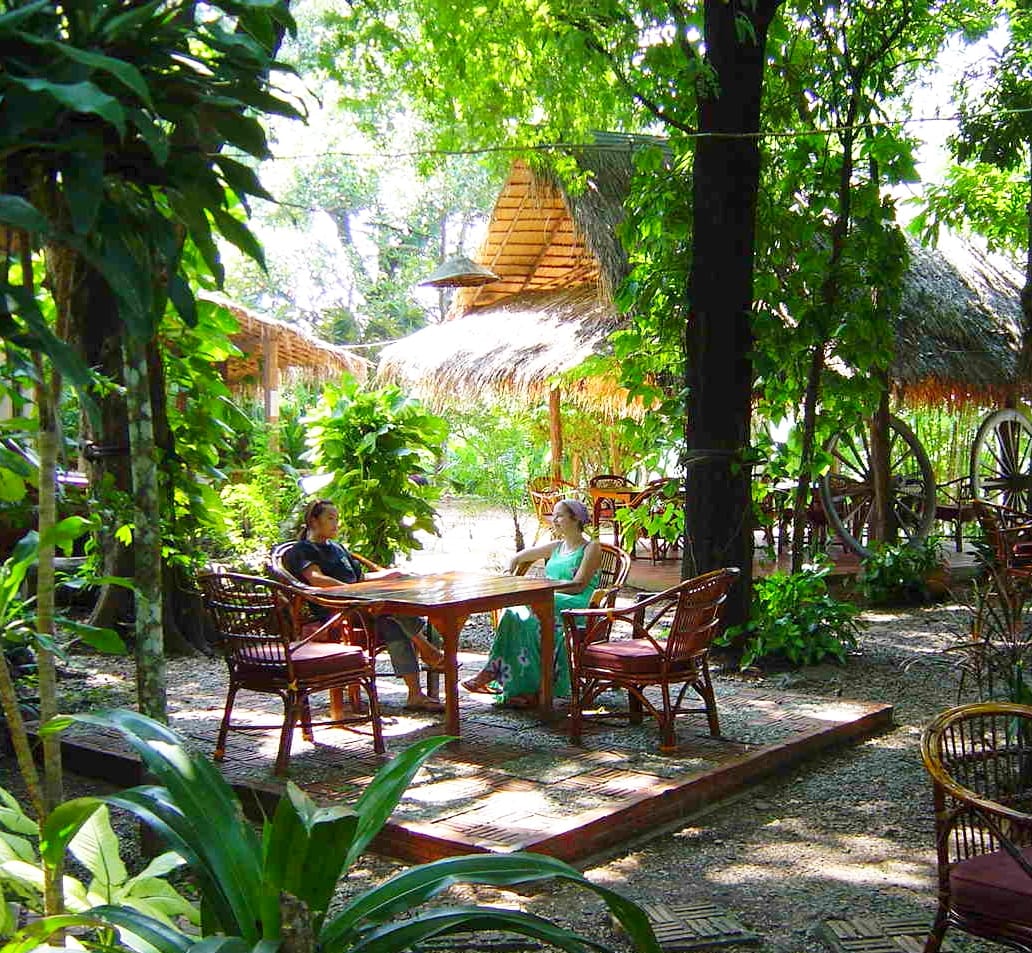 บรรยากาศมุมสวนนั่งเล่นริมแม่น้ำโขงของ Mut Mee Garden Guest House