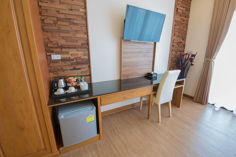 ห้องพักภายในตกแต่งเรียบ มีระเบียงเปิดออกสู่วิวแม่น้ำโขง