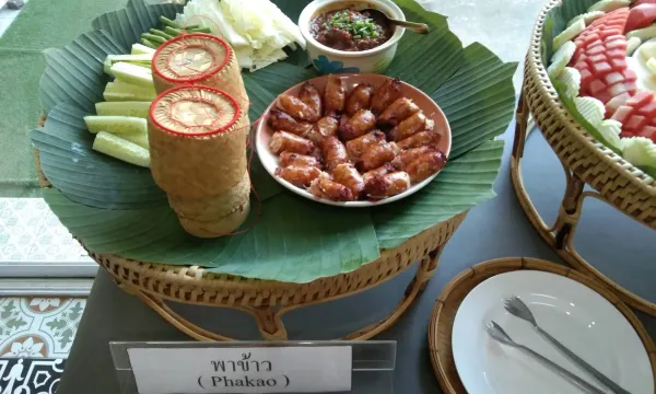 ร้านอาหารกลางแจ้งริมสระว่ายน้ำ บรรยากาศร่มรื่น