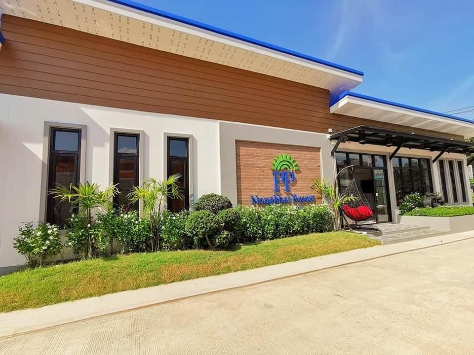 ห้องพักแบบบังกะโลของ PP Nongkhai Resort ตกแต่งเรียบง่าย สะอาด มีแอร์และทีวี