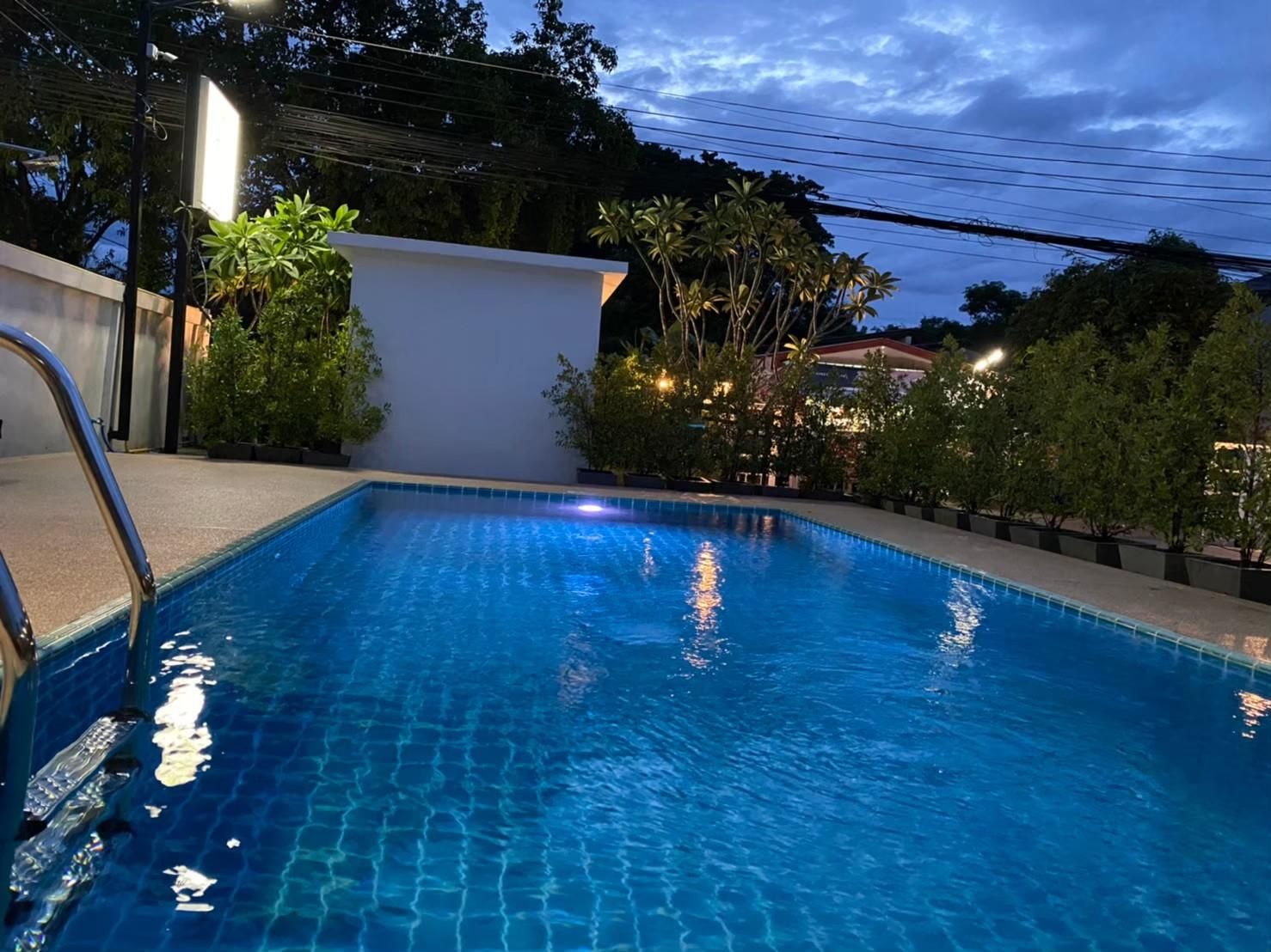 สระว่ายน้ำกลางแจ้งของพีพี หนองคาย รีสอร์ท ล้อมรอบด้วยเทอร์เรซรับแดด