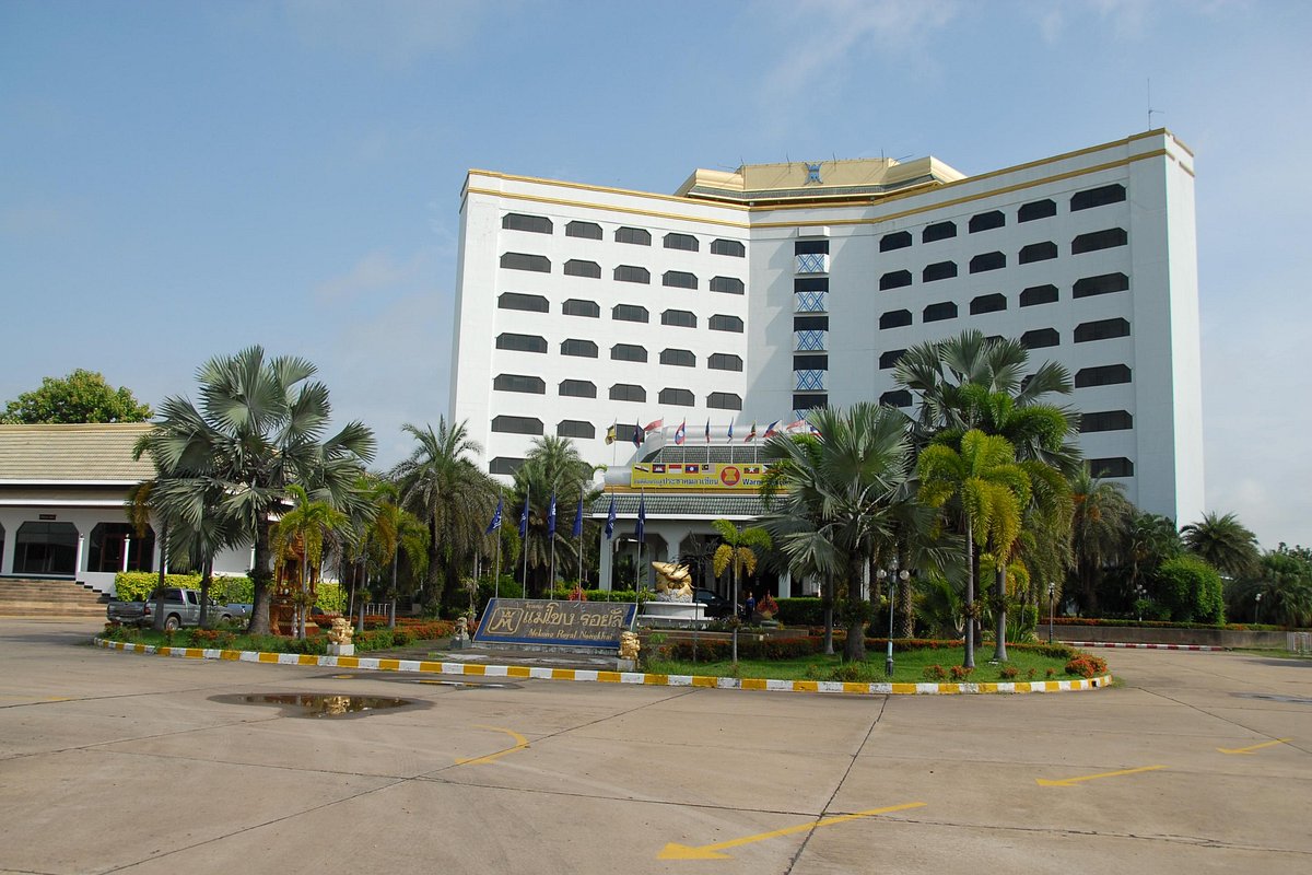 สระว่ายน้ำกลางแจ้งของ Royal Mekong Nongkhai Hotel ตั้งอยู่ติดริมแม่น้ำโขง