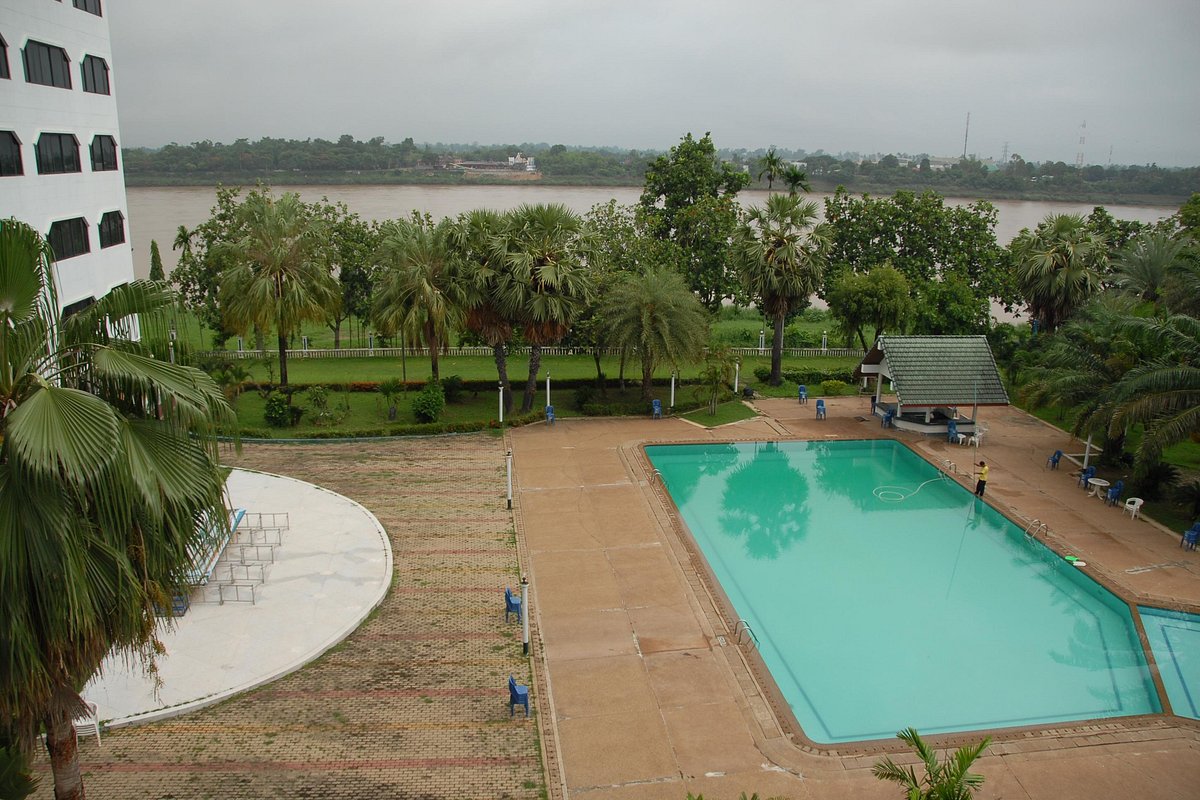ห้องพักกว้างของ Royal Mekong Nongkhai Hotel มองออกไปเห็นแม่น้ำโขงและฝั่งลาว