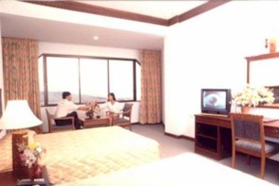 อาคารโรงแรม Royal Mekong Nongkhai Hotel ริมแม่น้ำโขง เมืองหนองคาย