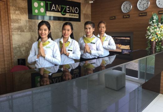 ห้องพัก Tanzeno Hotel หนองคาย เตียงคิงกว้าง โทนสีอบอุ่น พร้อมโต๊ะทำงาน