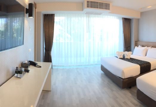 มุมล็อบบี้และพื้นที่ส่วนกลางของ Tanzeno Hotel หนองคาย โทนไม้และแสงอุ่น