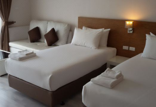 ห้องน้ำและมุมพักผ่อนในห้องพักของ Tanzeno Hotel หนองคาย สะอาดเรียบร้อย