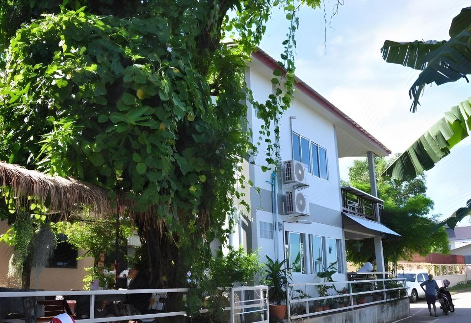 ห้องพักของ The Rim Riverside Guest House ตกแต่งเรียบง่าย มีแอร์และตู้เย็น