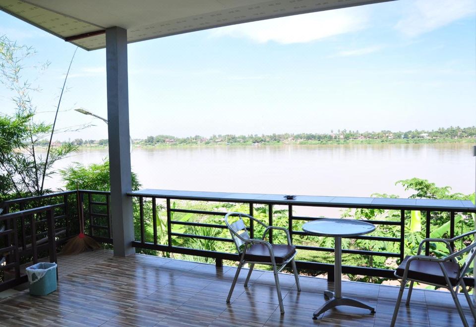 มุมริมแม่น้ำโขงและคาเฟ่ของ The Rim Riverside Guest House