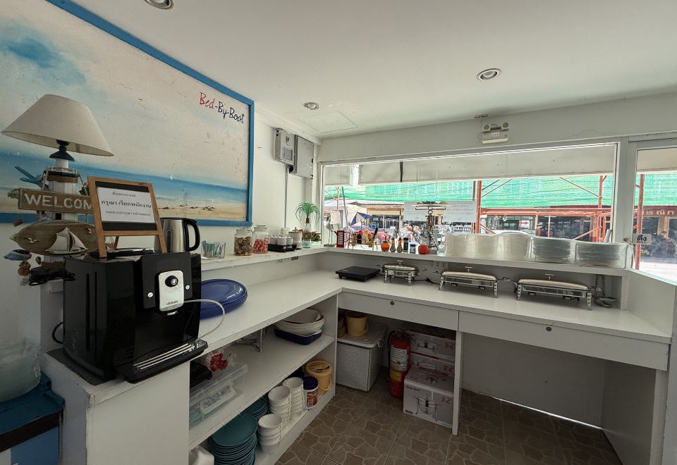 มุมห้องอาหารและล็อบบี้ของ Bed by Boat ท่าน้ำนนท์ ริมเจ้าพระยา