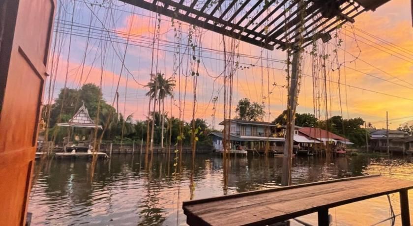 Humz Canal Stay