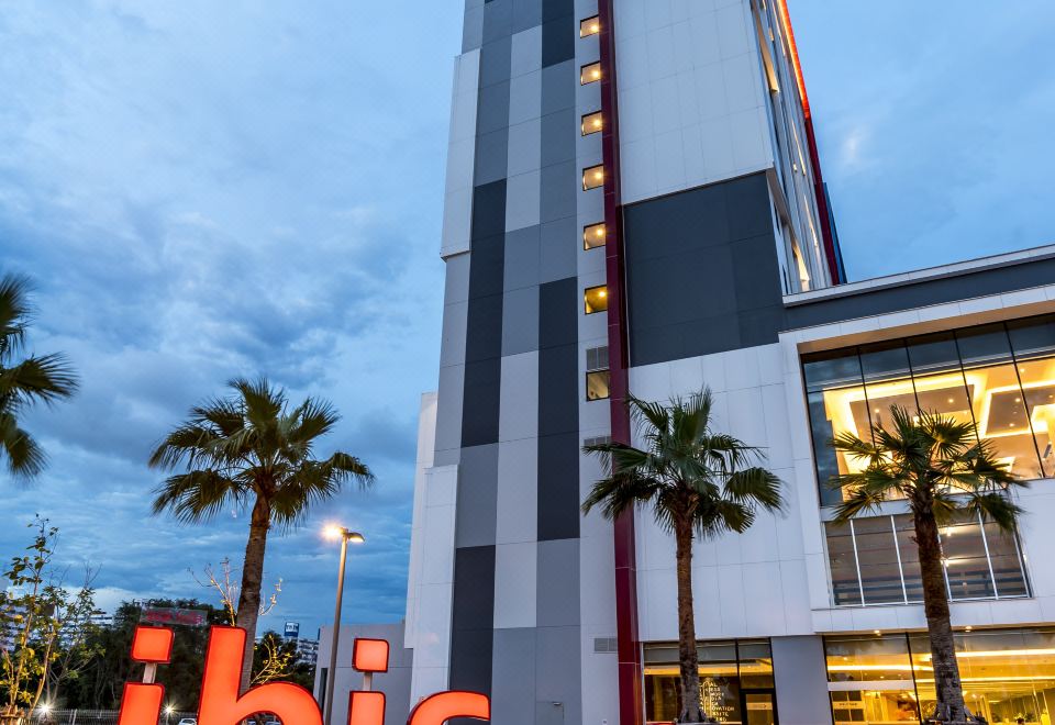 ห้องพักของ ibis Bangkok IMPACT ตกแต่งโทนสว่างทันสมัยตามสไตล์ ibis เตียงนอนสบาย