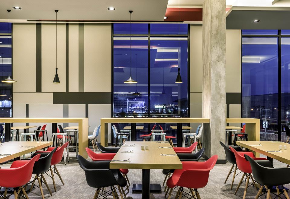 ห้องอาหารของ ibis Bangkok IMPACT เมืองทองธานี เสิร์ฟอาหารไทยและนานาชาติ