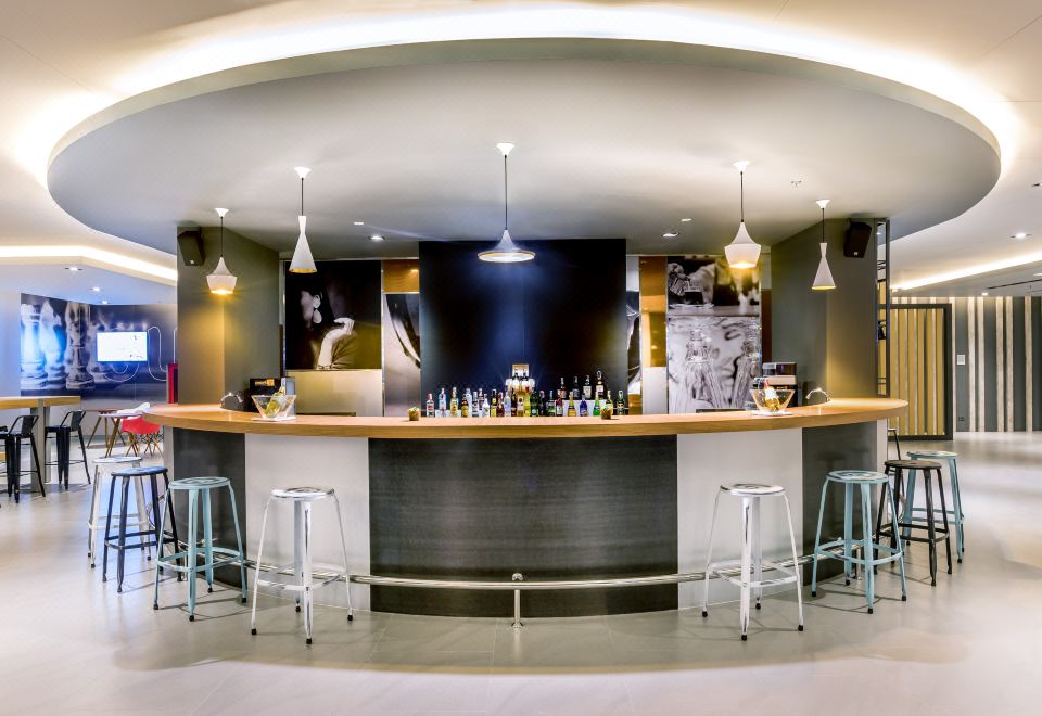 บาร์และมุมนั่งเล่นของ ibis Bangkok IMPACT ปากเกร็ด นนทบุรี