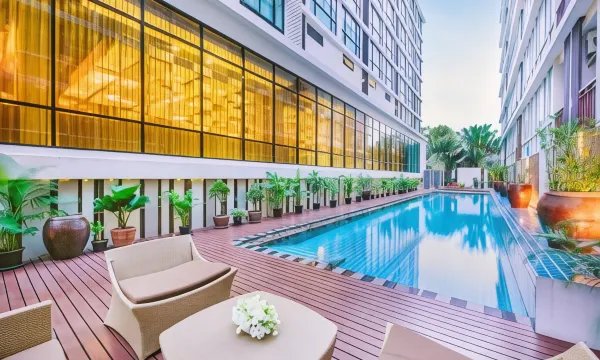 ห้องพักของ Mida Hotel Ngamwongwan นนทบุรี เตียงใหญ่ โทนสีอบอุ่น