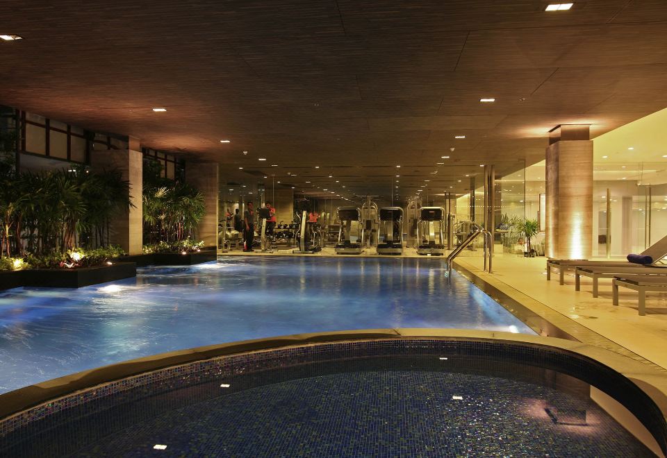 สระว่ายน้ำในร่มของ Novotel Bangkok IMPACT เมืองทองธานี
