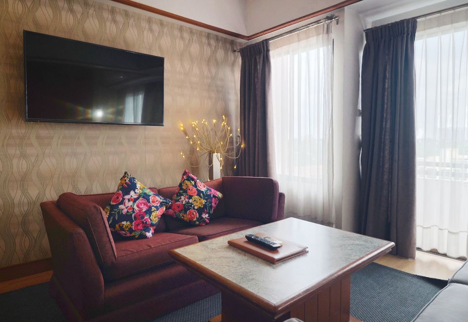ห้องพักของ Nonthaburi Palace Hotel ห้องกว้าง เตียงนอนสบาย ตกแต่งเรียบ