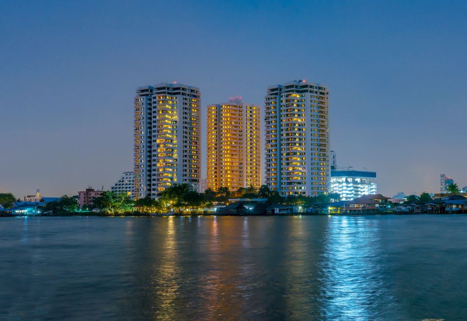 สระว่ายน้ำริมแม่น้ำเจ้าพระยาของ Riverine Place Hotel and Residence นนทบุรี