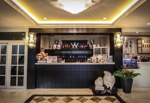 ห้องพักและมุมนั่งเล่นของ Westgate Residence Hotel นนทบุรี