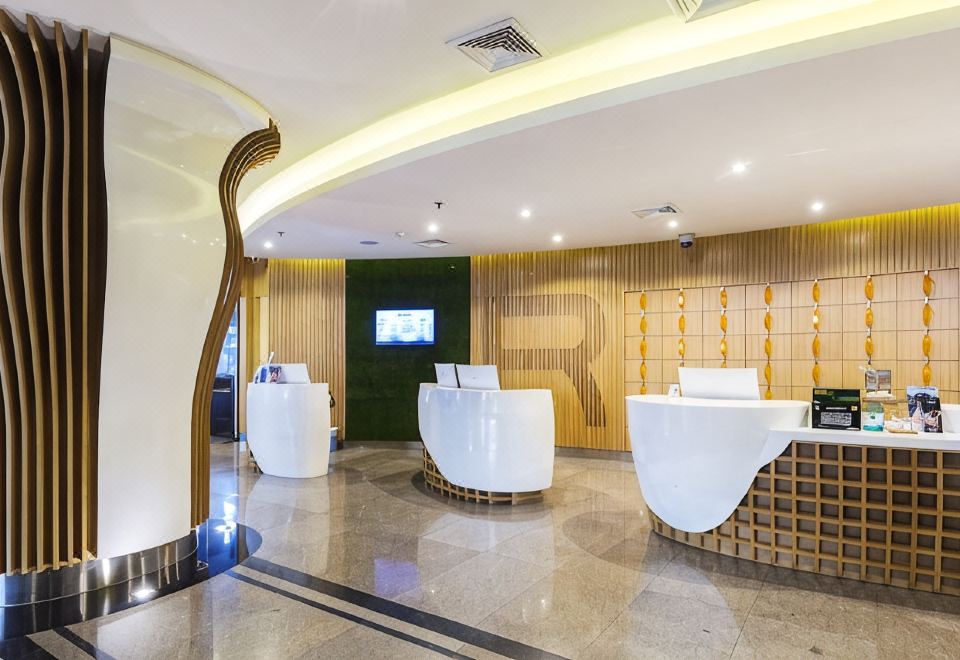ห้องพัก Deluxe ที่ Novotel Bangkok on Siam Square ตกแต่งทันสมัย 55 นิ้ว Smart TV มีโซฟาและโต๊ะทำงาน