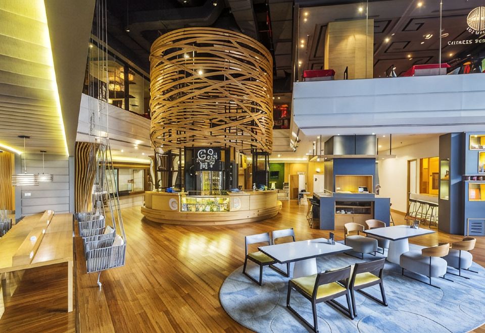สระว่ายน้ำกลางแจ้งของ Novotel Bangkok on Siam Square ท่ามกลางอาคารในย่านสยาม กรุงเทพ
