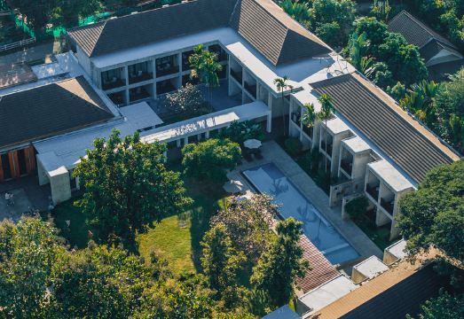 สระว่ายน้ำกลางแจ้งของ B2 Pai Premier Resort ในบรรยากาศสวนปาย