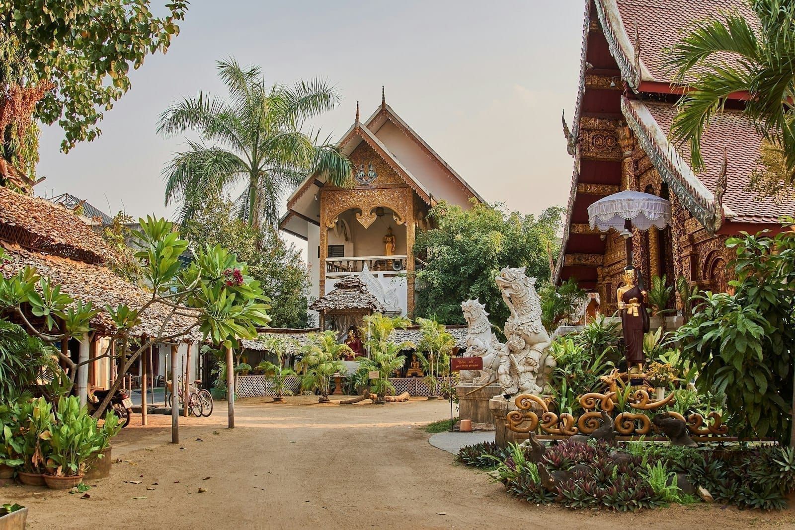 สะพานไม้ไผ่ทอดข้ามแม่น้ำปายเชื่อมที่พักกับถนนคนเดิน