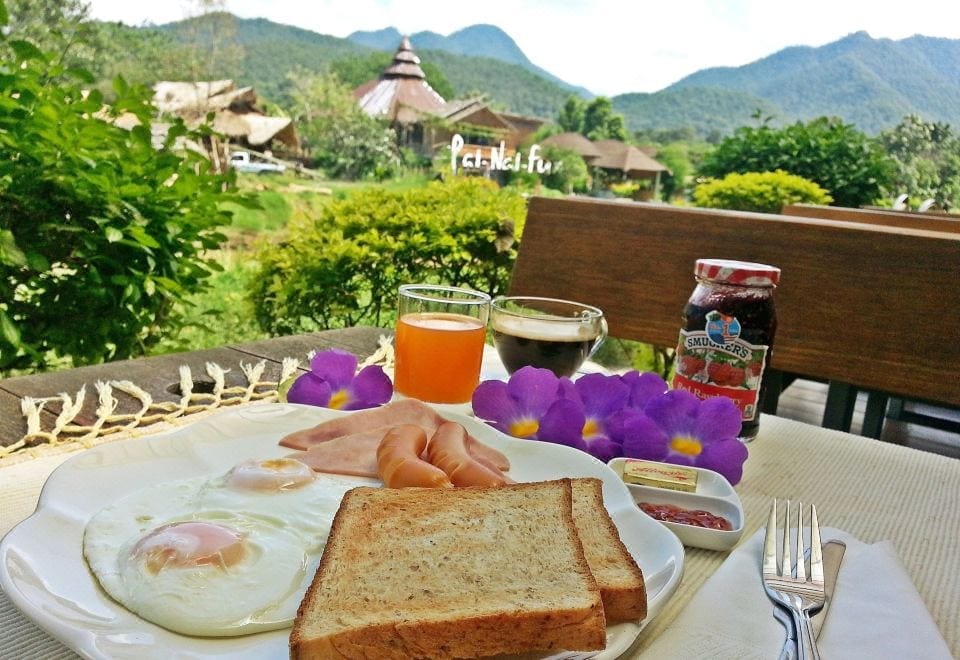 ห้องพักสไตล์บูทีคของ Family House @ Pai ตกแต่งเรียบง่ายพร้อมระเบียงส่วนตัว