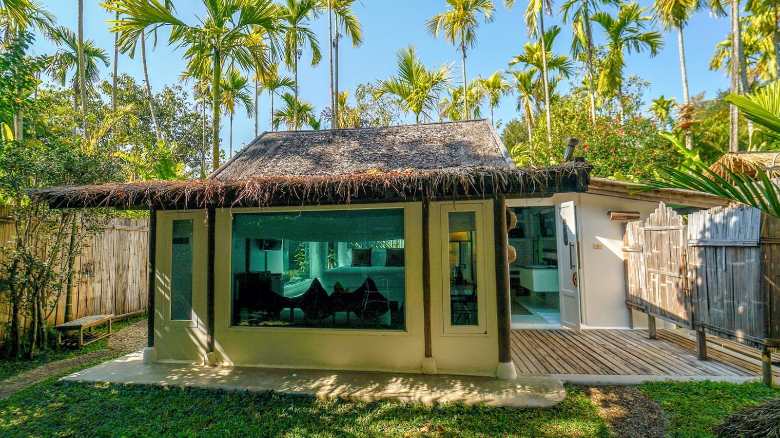 อ่างอาบน้ำกลางแจ้งในสวนของวิลล่า Pai Island Resort บรรยากาศโรแมนติกริมน้ำ