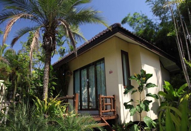 สระว่ายน้ำกลางแจ้งของ Pai My Guest Resort ริมทุ่งนา มองเห็นภูเขา