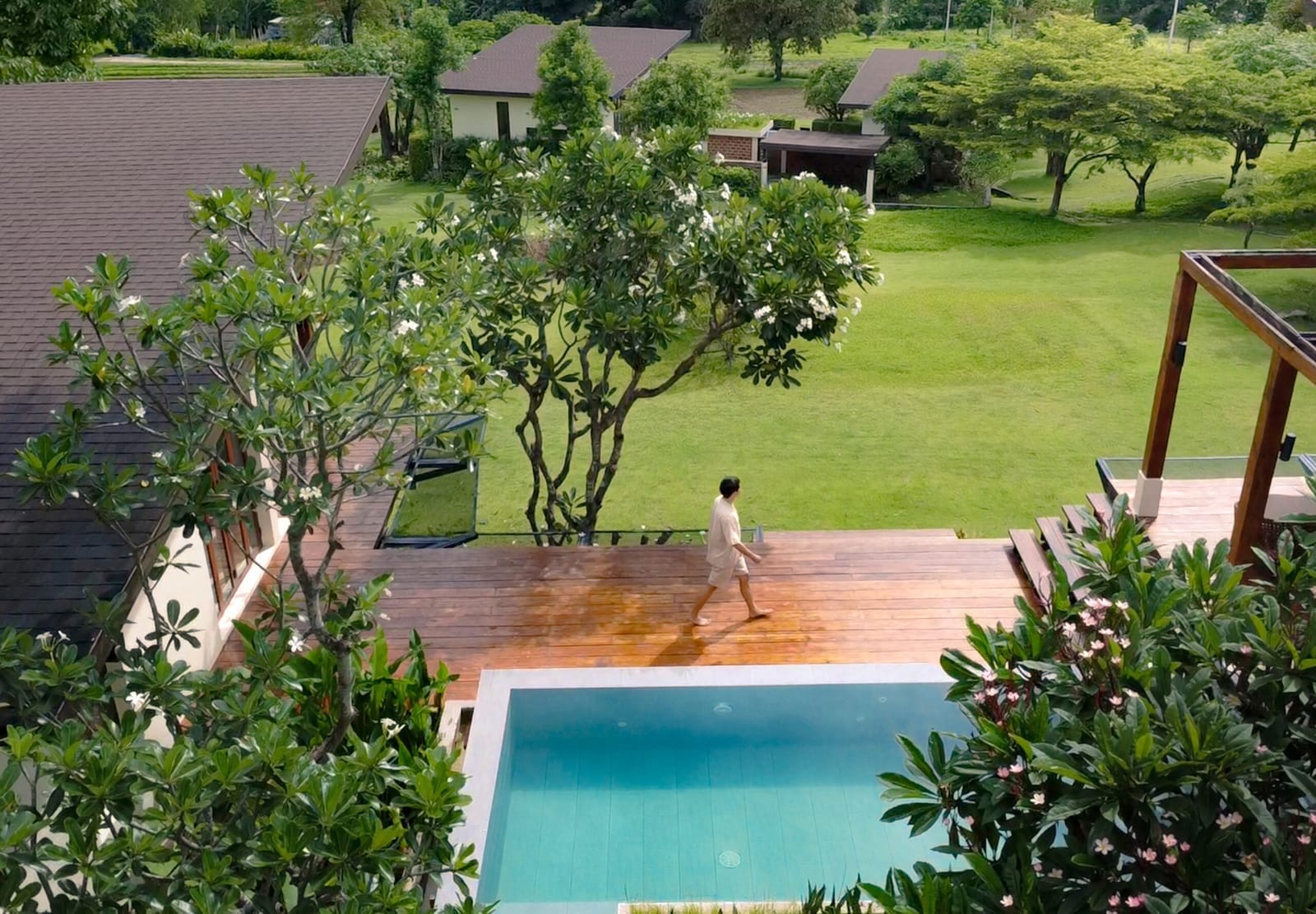 วิลล่าทรงไทยร่วมสมัยของ Puri Pai Villa มองออกไปเห็นทุ่งนาและภูเขาล้อมรอบ