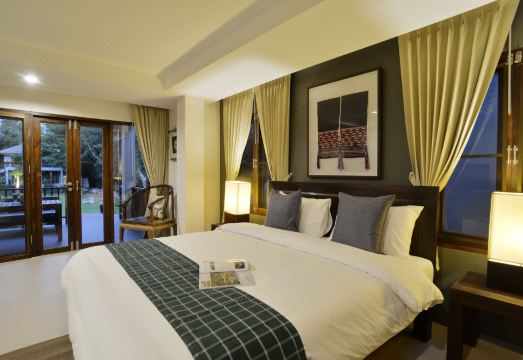 ห้องพักสไตล์เรียบสบายตกแต่งโทนไม้อบอุ่นที่ The Quarter Pai