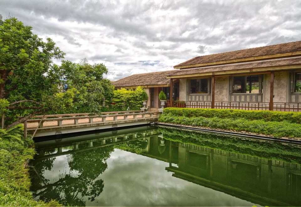 สระว่ายน้ำเกลือของ Reverie Siam Resort ปาย ท่ามกลางสวนเขียวและบรรยากาศโคโลเนียล