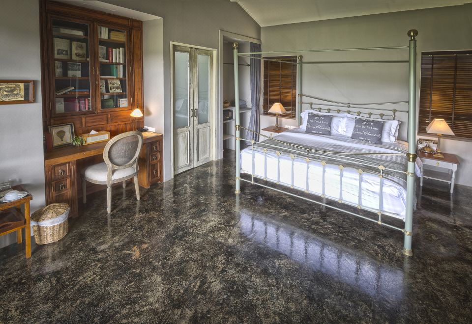 ห้องพักตกแต่งด้วยเฟอร์นิเจอร์ยุโรปวินเทจและบานเกล็ดไม้ของ Reverie Siam Resort ปาย