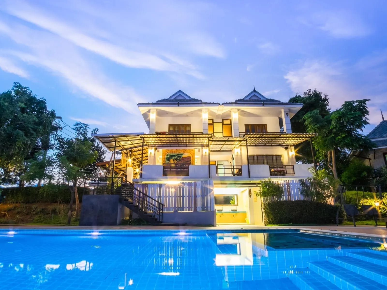 สระว่ายน้ำกลางแจ้งของ Pai Vieng Fah Resort ปาย ท่ามกลางสวนเขียวและฉากหลังภูเขา