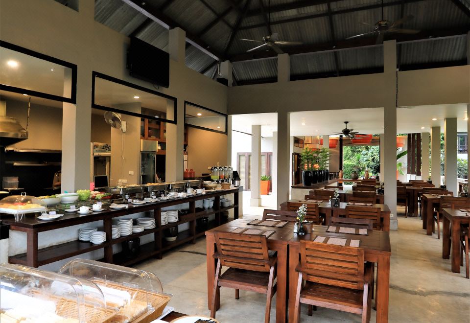 สระว่ายน้ำกลางแจ้งของ Yoma Hotel Pai มองออกไปเห็นทุ่งและภูเขา