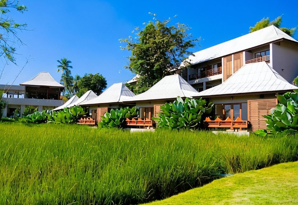 ห้องพักของ Yoma Hotel Pai ตกแต่งโทนไม้พร้อมบาลโคนีส่วนตัว