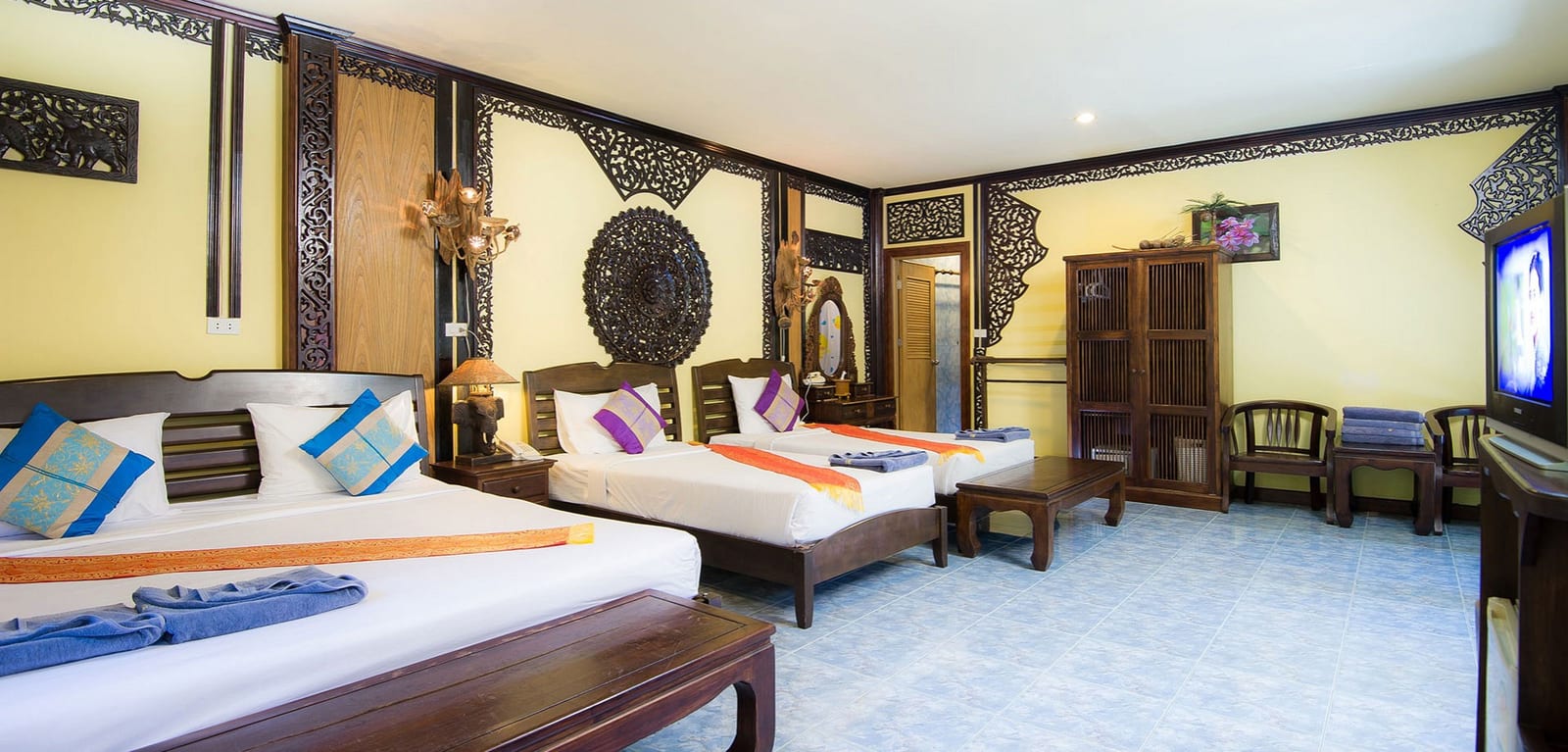 บังกะโลไม้ติดหาด Long Beach ของ Paradise Pearl Bungalows เกาะพีพี