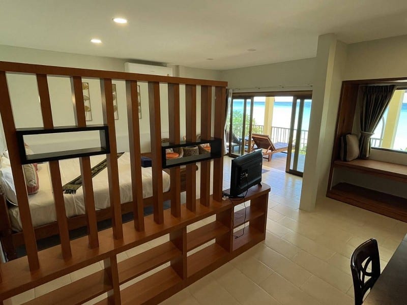 ร้านอาหารและบาร์ริมหาดของ Paradise Pearl Bungalows เกาะพีพี