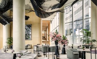 ห้อง Deluxe King ของ Park Hyatt Bangkok ขนาด 55 ตร.ม. ตกแต่งโดย Yabu Pushelberg กระจกบานใหญ่วิวย่านเพลินจิต-ชิดลม