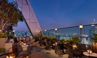 Penthouse Bar+Grill ชั้น 34–36 รูฟท็อปของ Park Hyatt Bangkok วิว 360 องศากรุงเทพยามค่ำคืน บาร์และสเต็กเฮาส์
