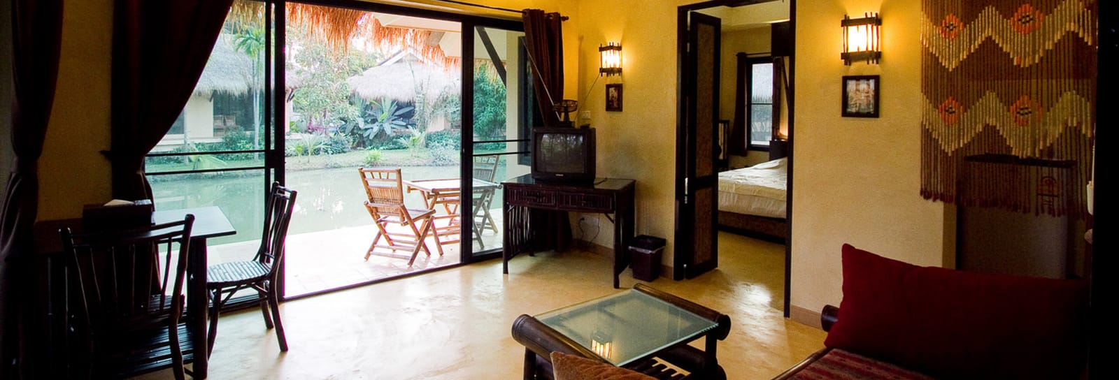 สระว่ายน้ำกลางแจ้งวิวแม่น้ำเจ้าพระยาของ Ingnatee Resort ปทุมธานี
