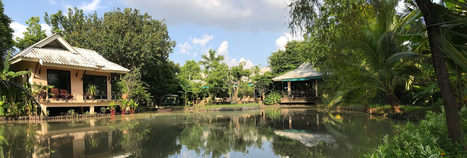 บรรยากาศสวนร่มรื่นและบ่อน้ำภายใน Ingnatee Resort สามโคก
