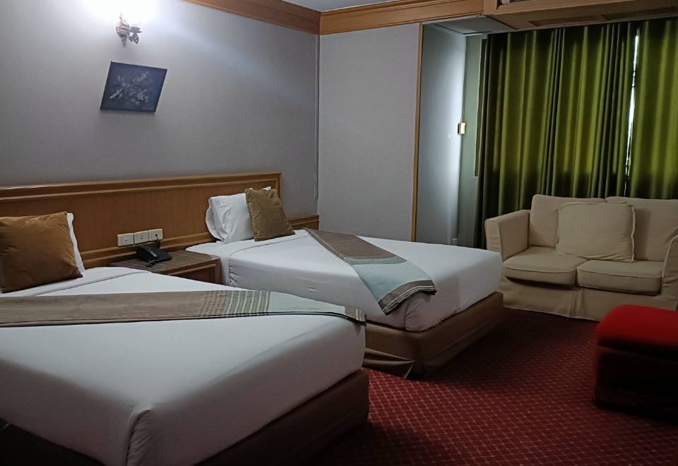 ห้องพักของ Pathum Thani Place Hotel เตียงใหญ่ ห้องกว้าง
