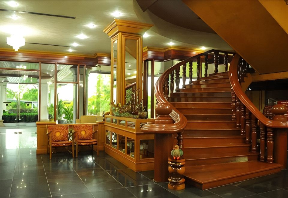 พื้นที่ส่วนกลางและล็อบบี้ของ Pathum Thani Place Hotel ปทุมธานี