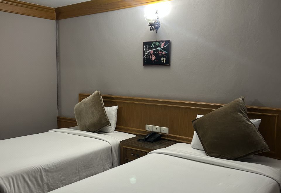 บรรยากาศตัวอาคารและร้านอาหารในตัวของ Pathum Thani Place Hotel