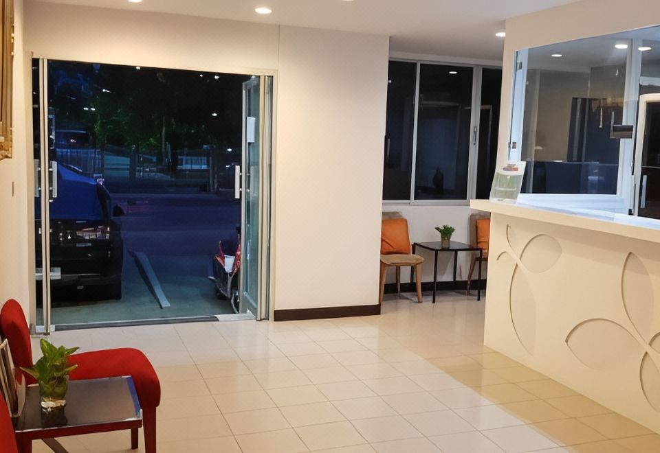 ห้องพักพร้อมระเบียงวิวเมืองของ Sena House Lamlukka Klong2 ย่านลำลูกกา