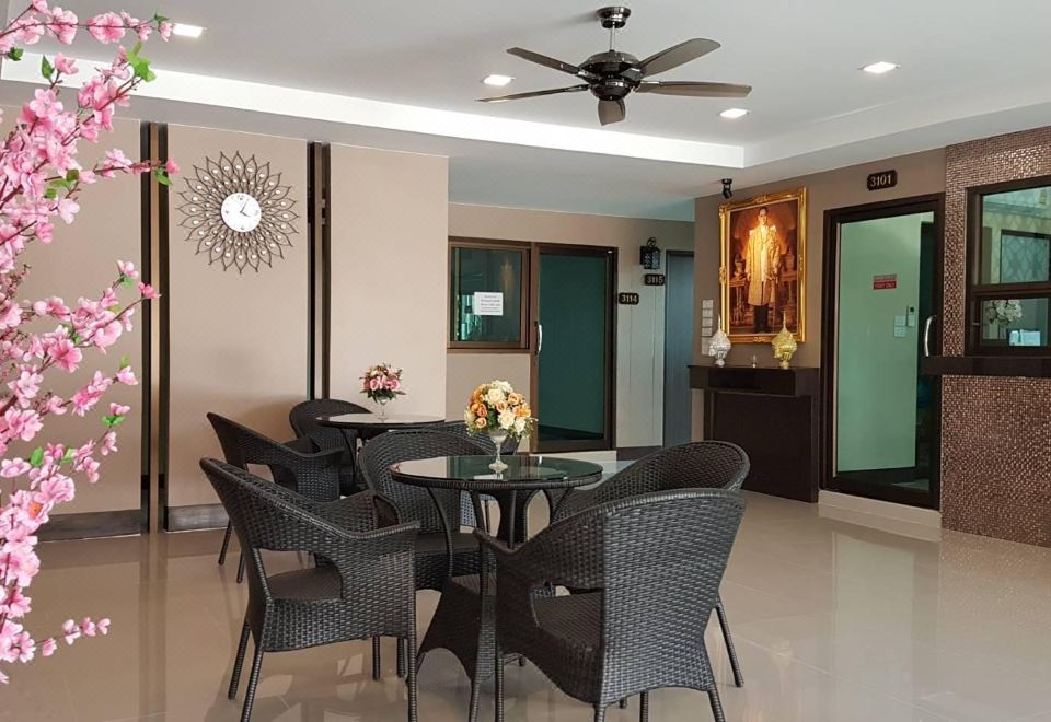ห้องพักกว้างมีระเบียงและเตียงใหญ่ของ Thana Residence Lamlukka